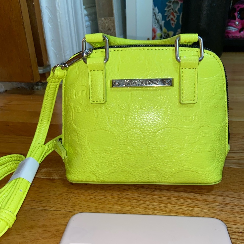 betsey johnson neon yellow skull embossed bag nwot